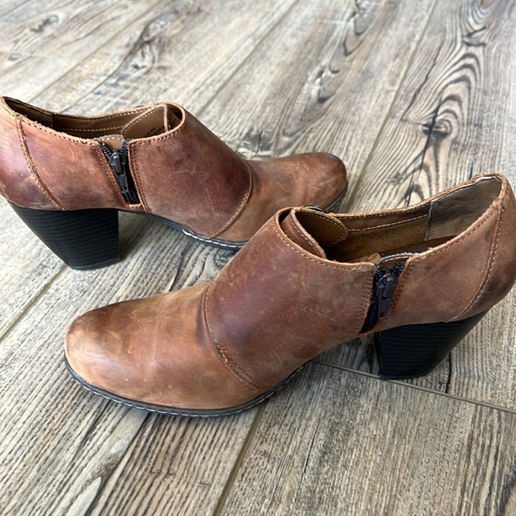 BOC Born Brown Leather Stack Heel Zip Double Buckle Ankle Boots Sz 8.5 EU 40 - Picture 7 of 14